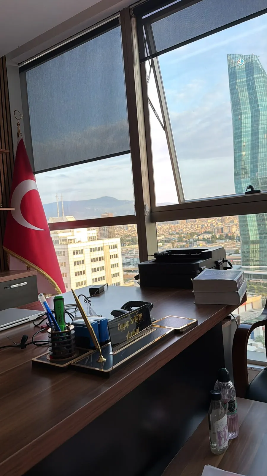 Yakamoz Hukuk Bürosu çalışma masasının pencere yönünden görünümü